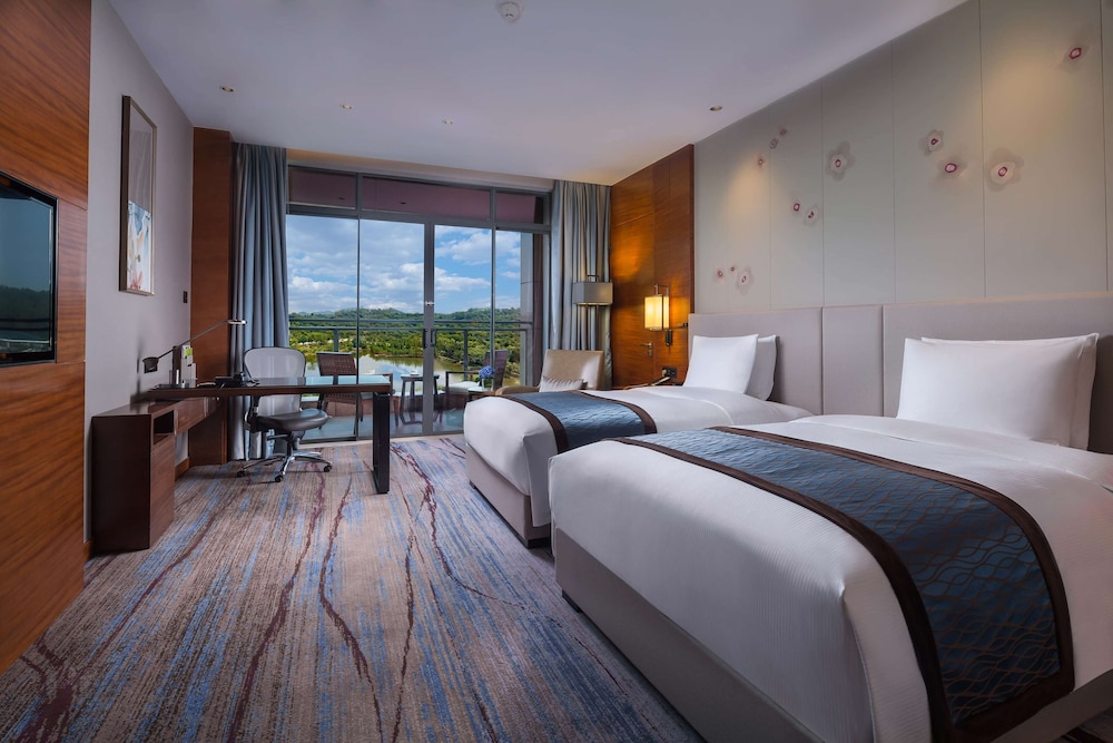 DELUXE, TWIN BEDS, LAKE VIEW