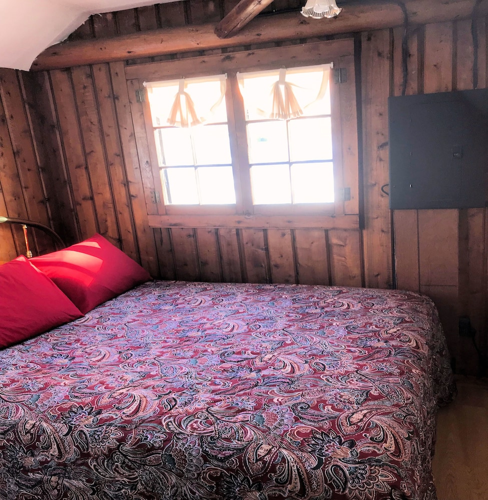 Cabin, Queen Bed, Lake Front, Sofa