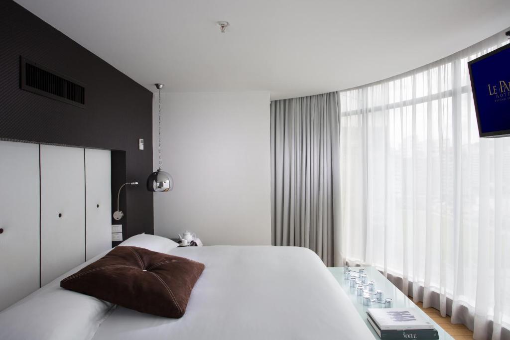 Master, Suite, Street View