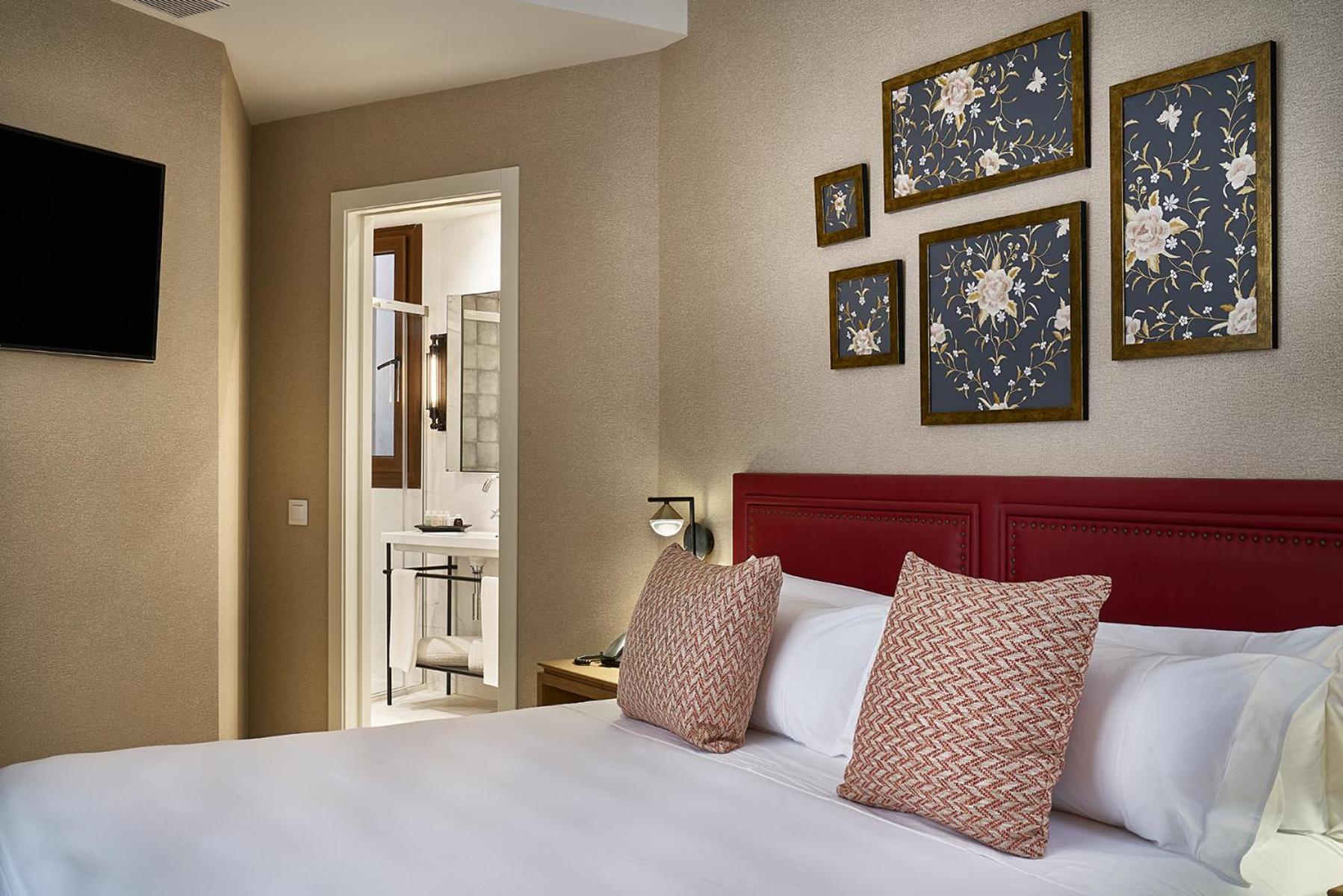 Family Suite, 1 Queen and 1 Double Bed, Sofa, Ground Floor