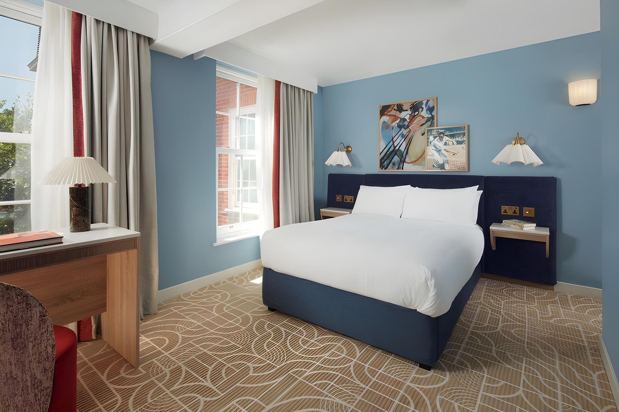 غرفة بسرير مزدوج