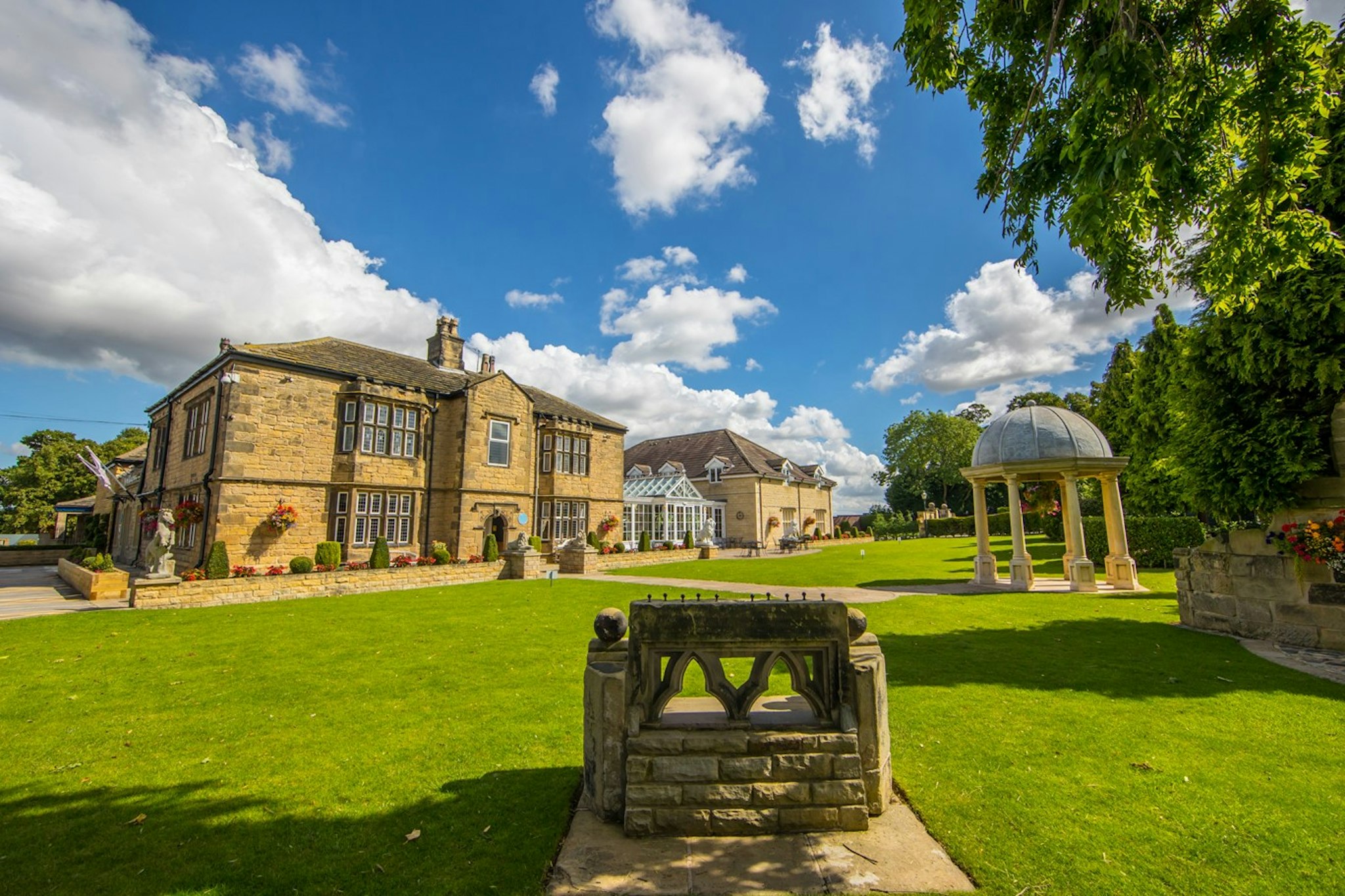 Rogerthorpe Manor Hotel 18/22