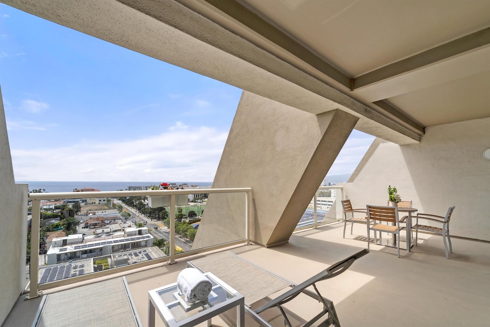 Hyatt Centric Delfina Santa Monica 37/65
