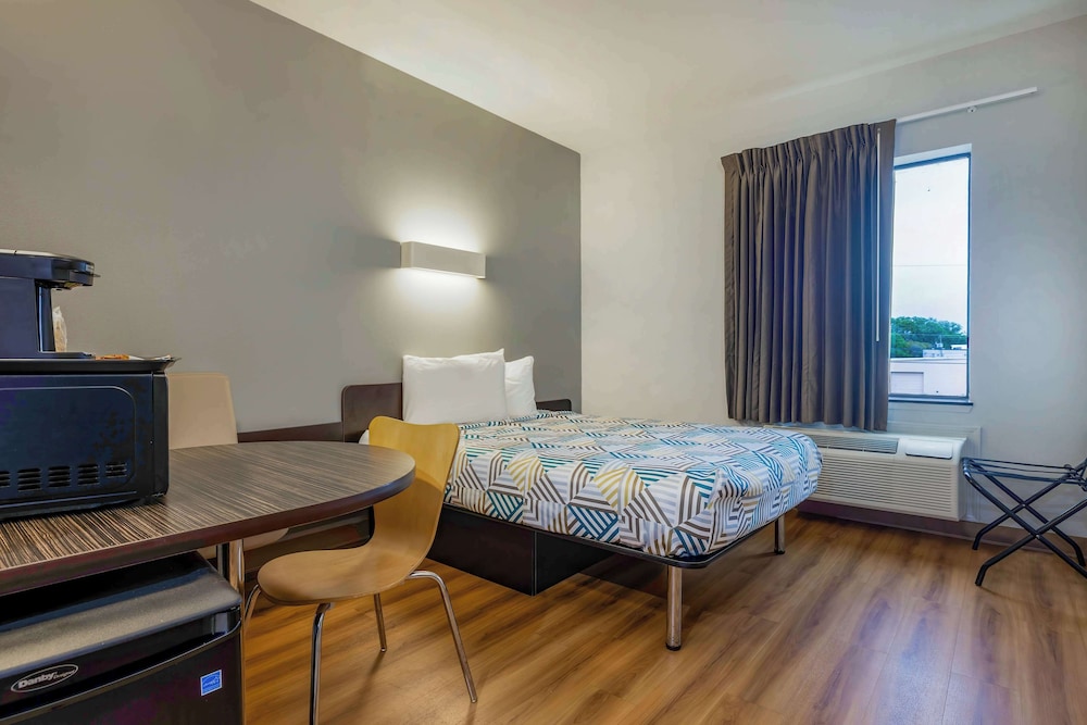 Motel6 Texas City, TX - I-45 South 17/43