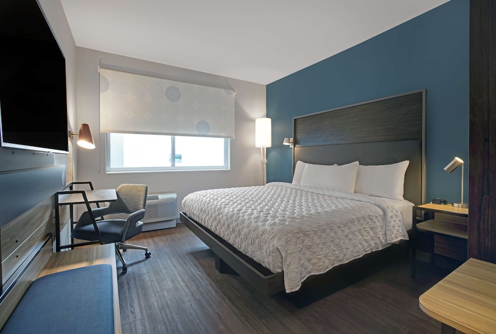 ROOM, KING BED