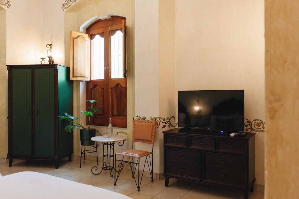 Los Pilares Hotel 47/63