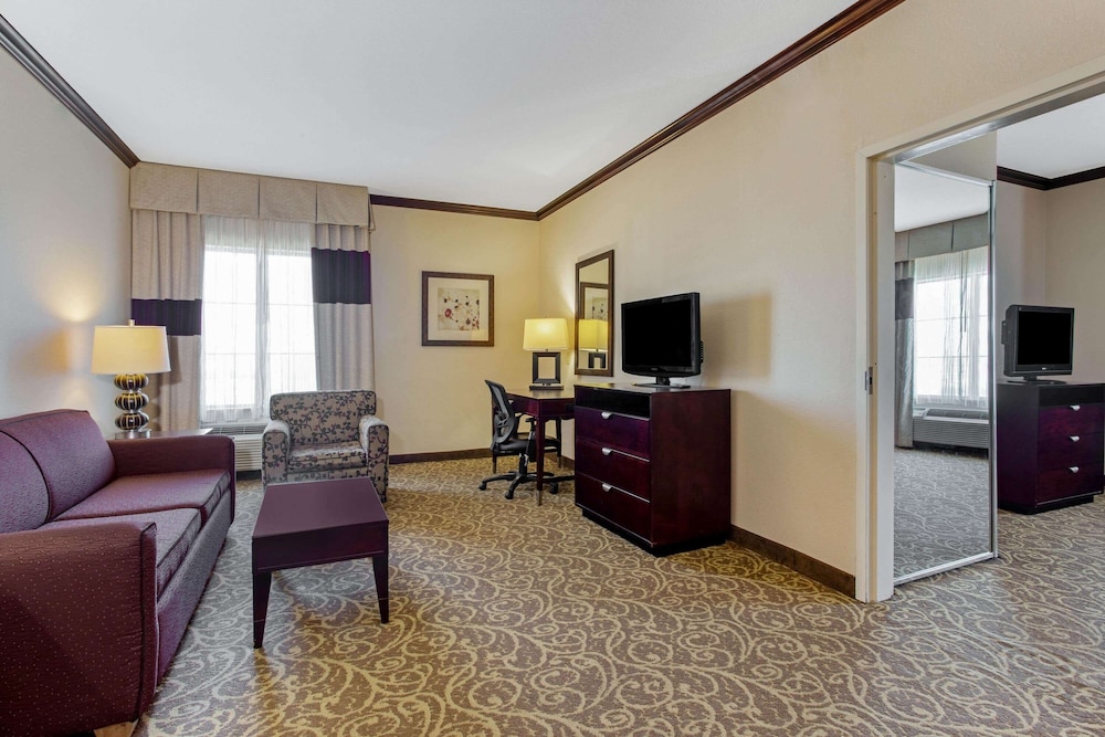 La Quinta Inn and Suites by Wyndham Ft. Worth - Burleson 33/53