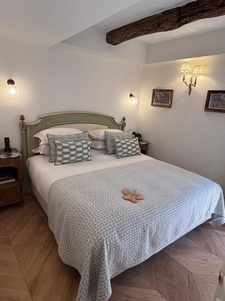 Prestige, Queen Bed, Valley View