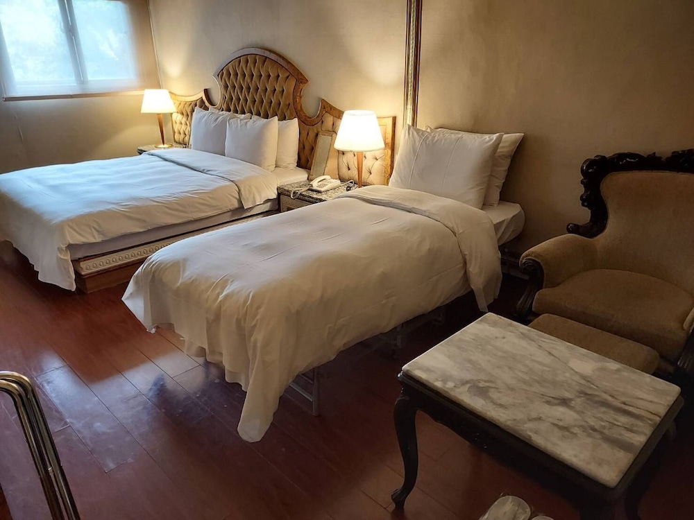 Erin Hotel 24/38