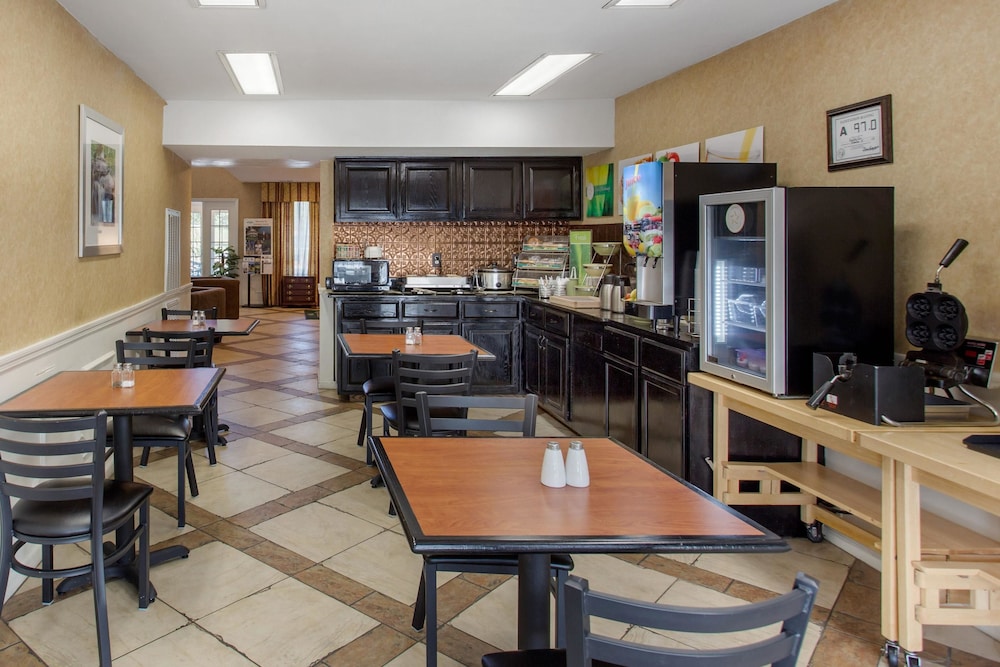 Quality Inn Laurinburg, NC 33/44
