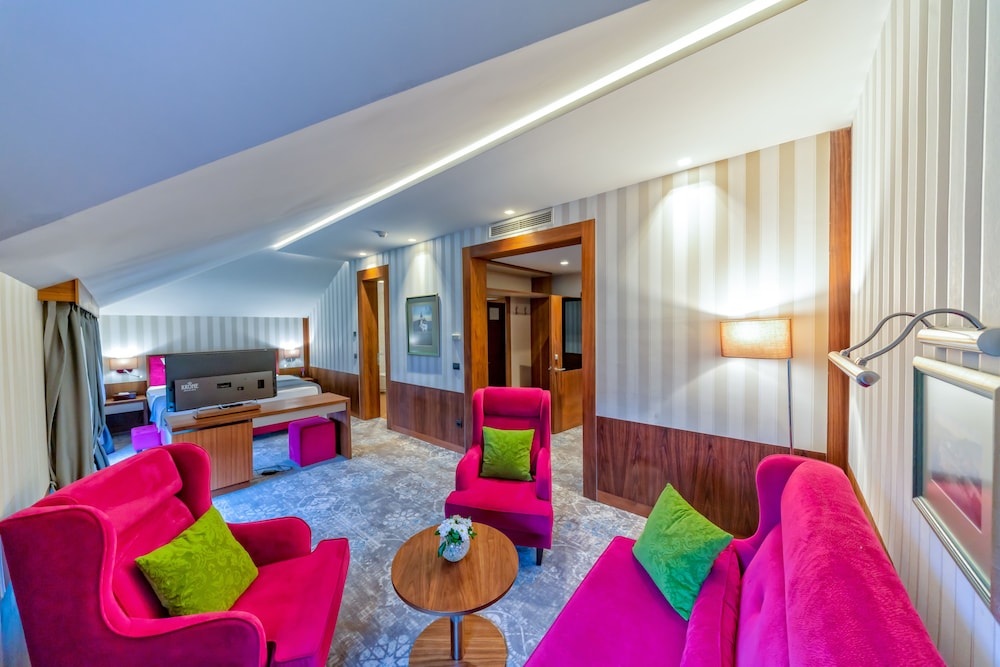 HERITAGE HOTEL KRONE 57/77