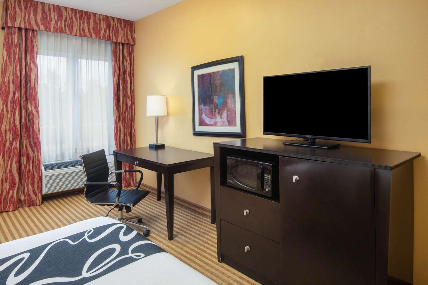 La Quinta Inn and Suites by Wyndham Atlanta Union City 27/33
