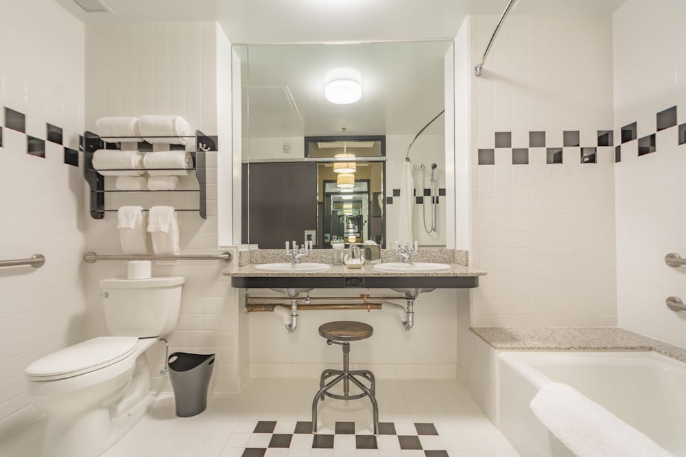 Proximity Hotel 68/71