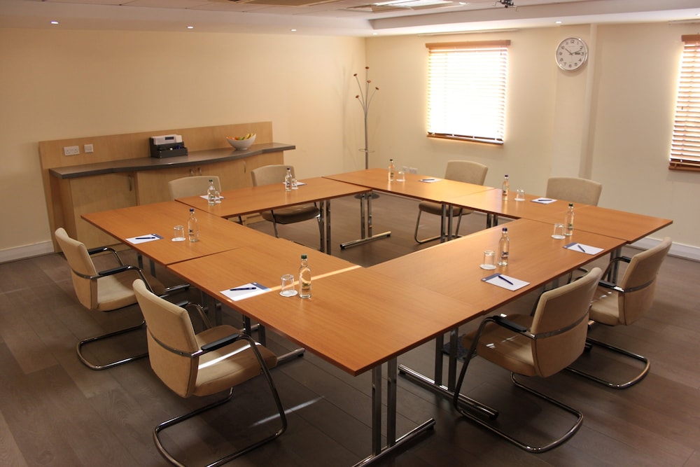 Holiday Inn Express Cardiff Airport 24/27