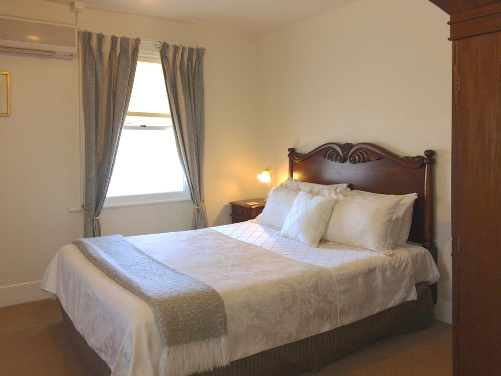 THE RACECOURSE INN 16/50