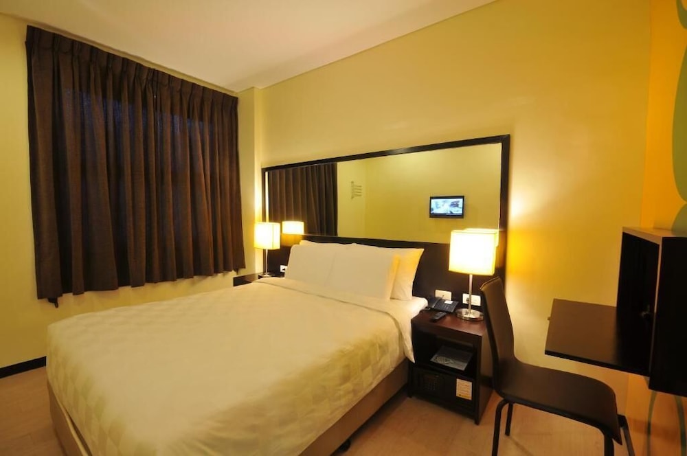 STANDARD, QUEEN BED