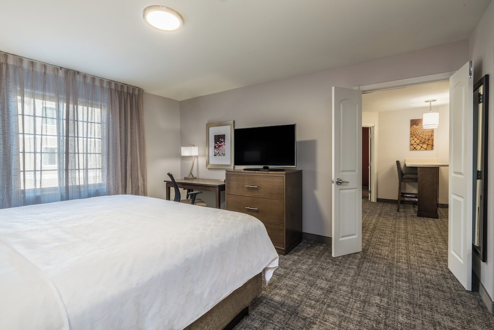 جناح بسرير كينج وسريرين كوين بغرفتي نوم مع أريكة لذوي الإعاقة