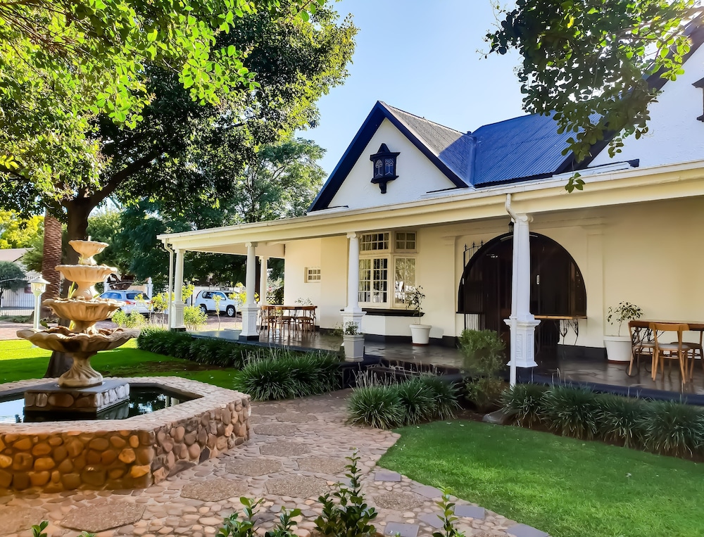 Bauhenia Guesthouse 30/32