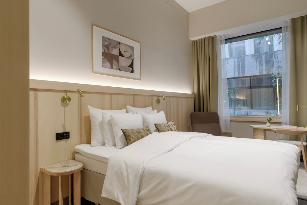 SOLO, QUEEN BED