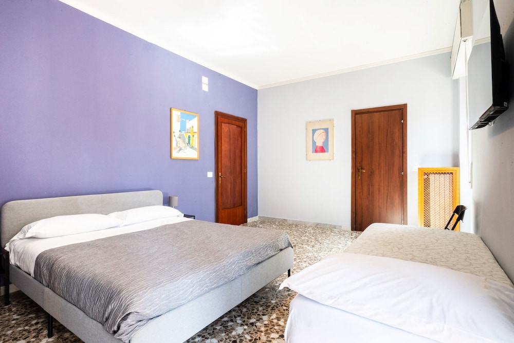 House, 3 Double Beds