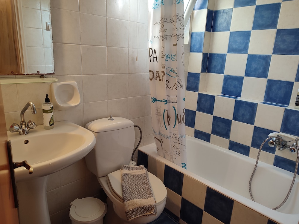 Elanthi Village Hotel 83/85