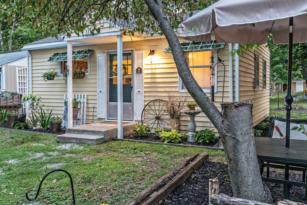 Silver Heart Inn and Cottages 64/70