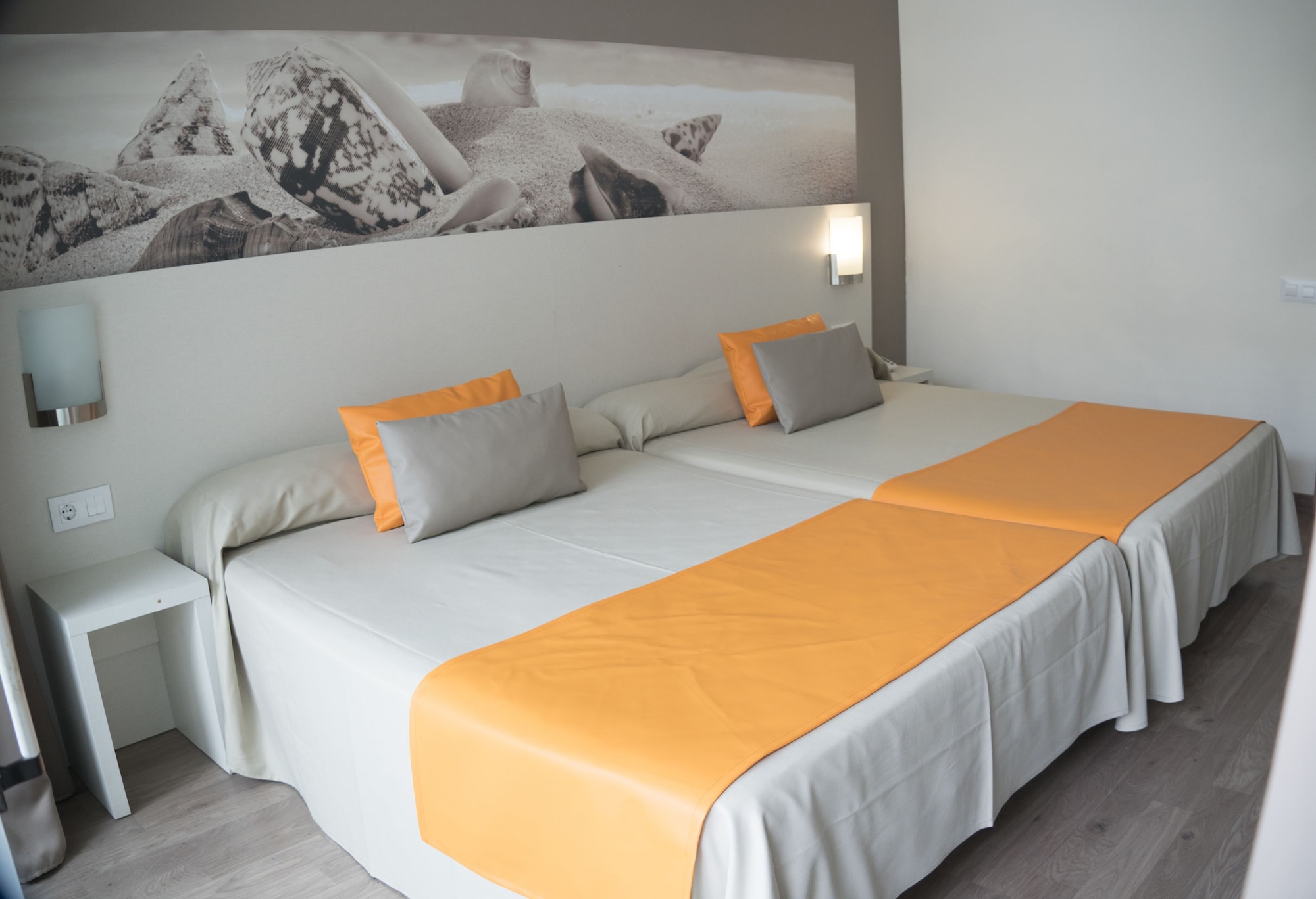 ROOM, QUADRUPLE