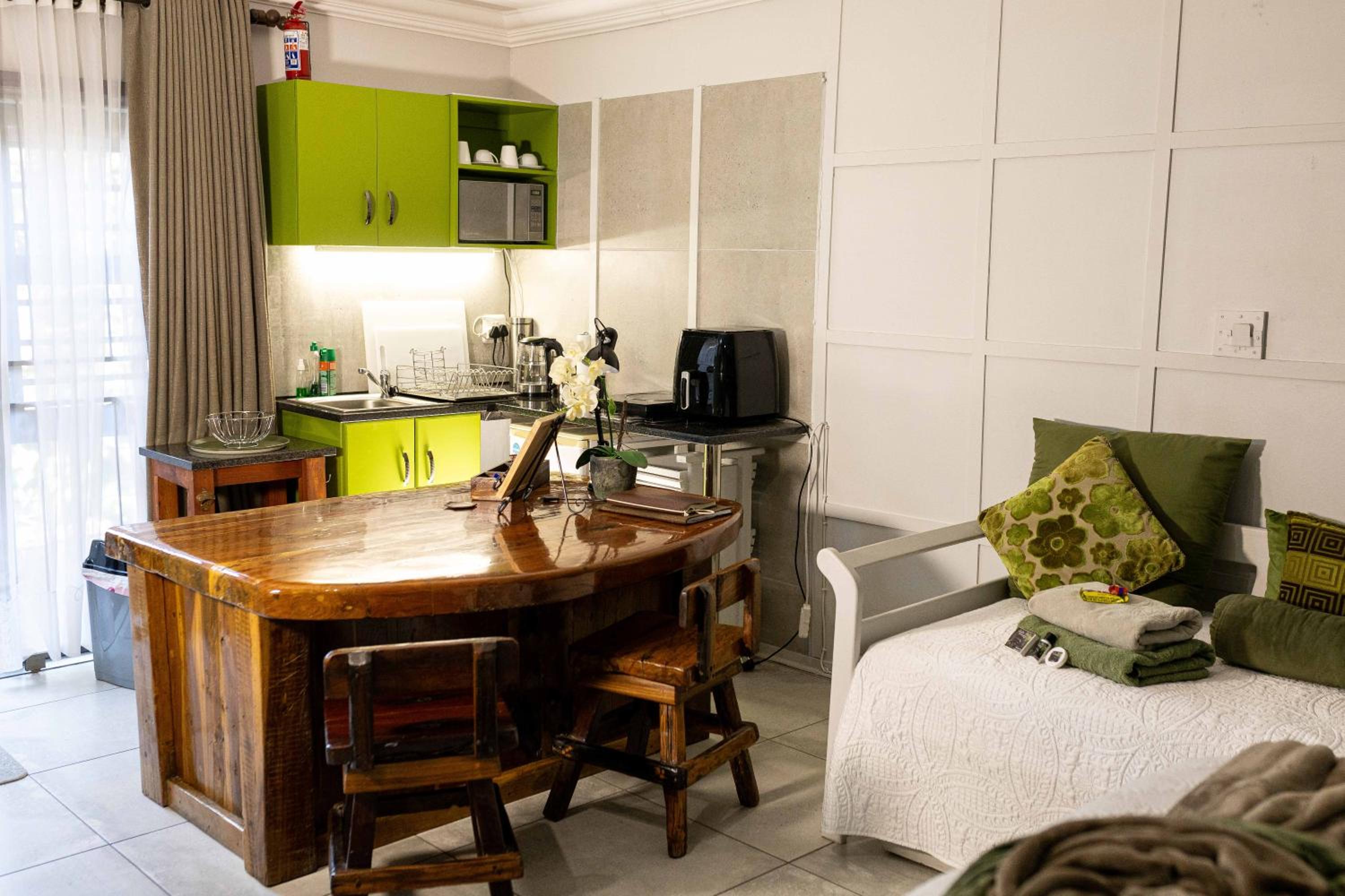 Rustic Forest Guest House 4/14
