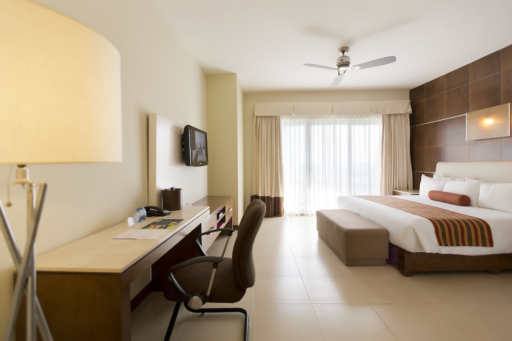 Krystal Urban Cancun 25/63
