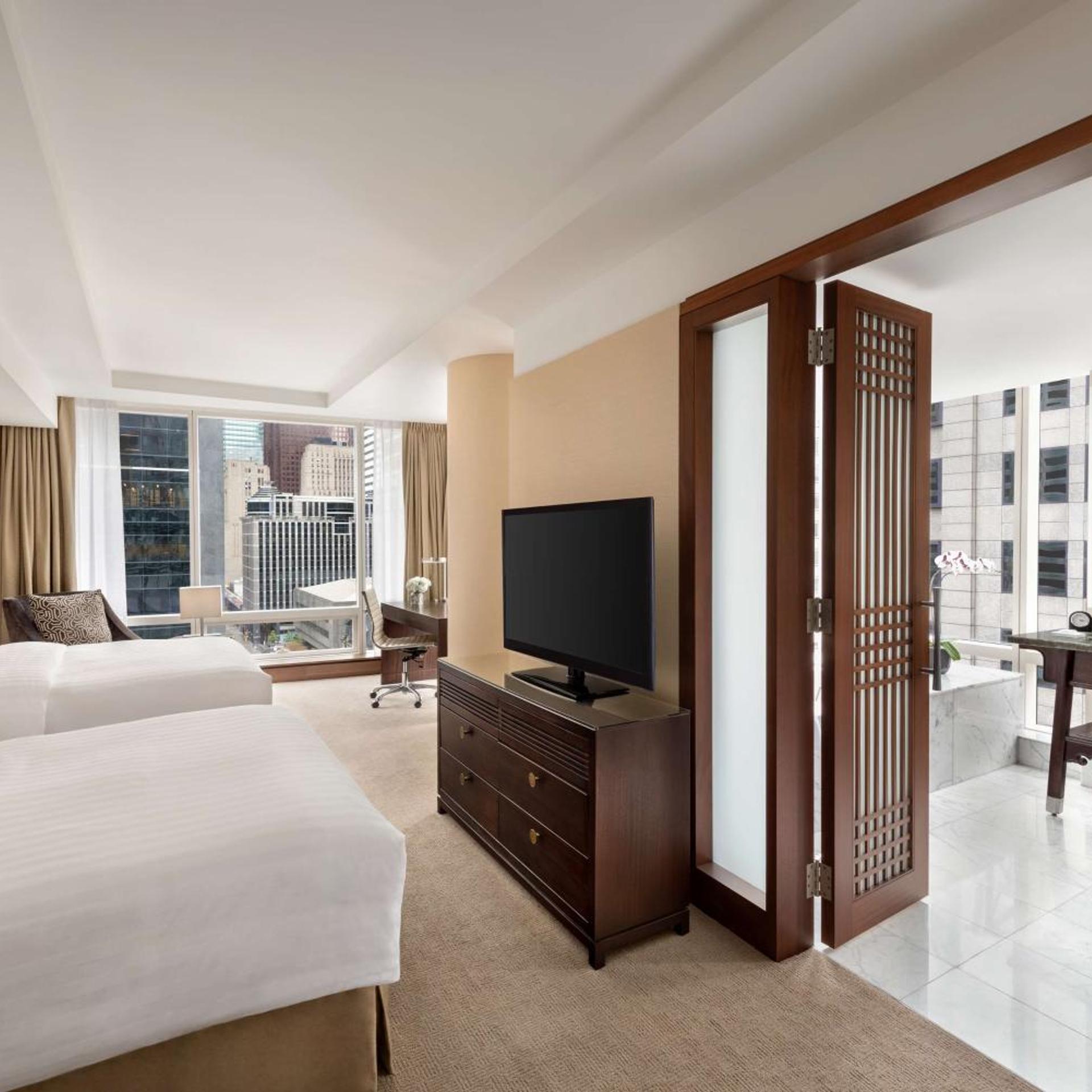 Premier, King Bed, 2 Queen Beds