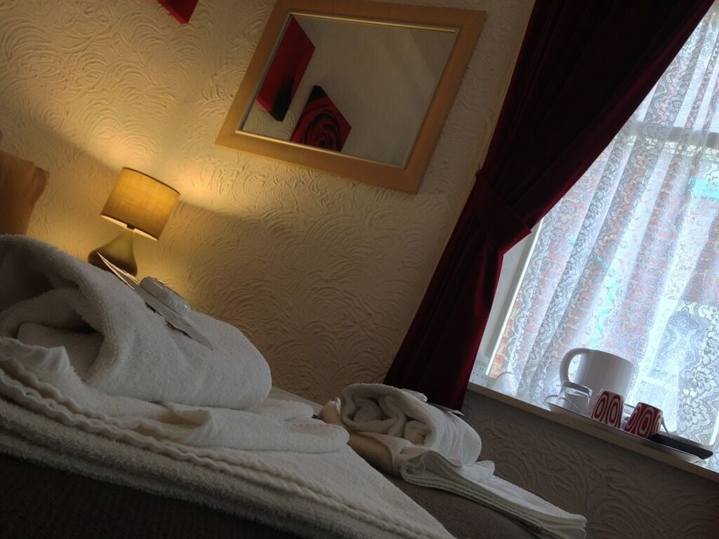 ROOM, DOUBLE BED
