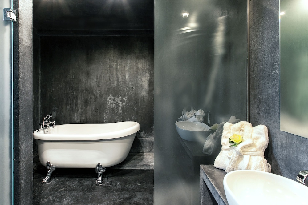 Diamond Suites 61/64