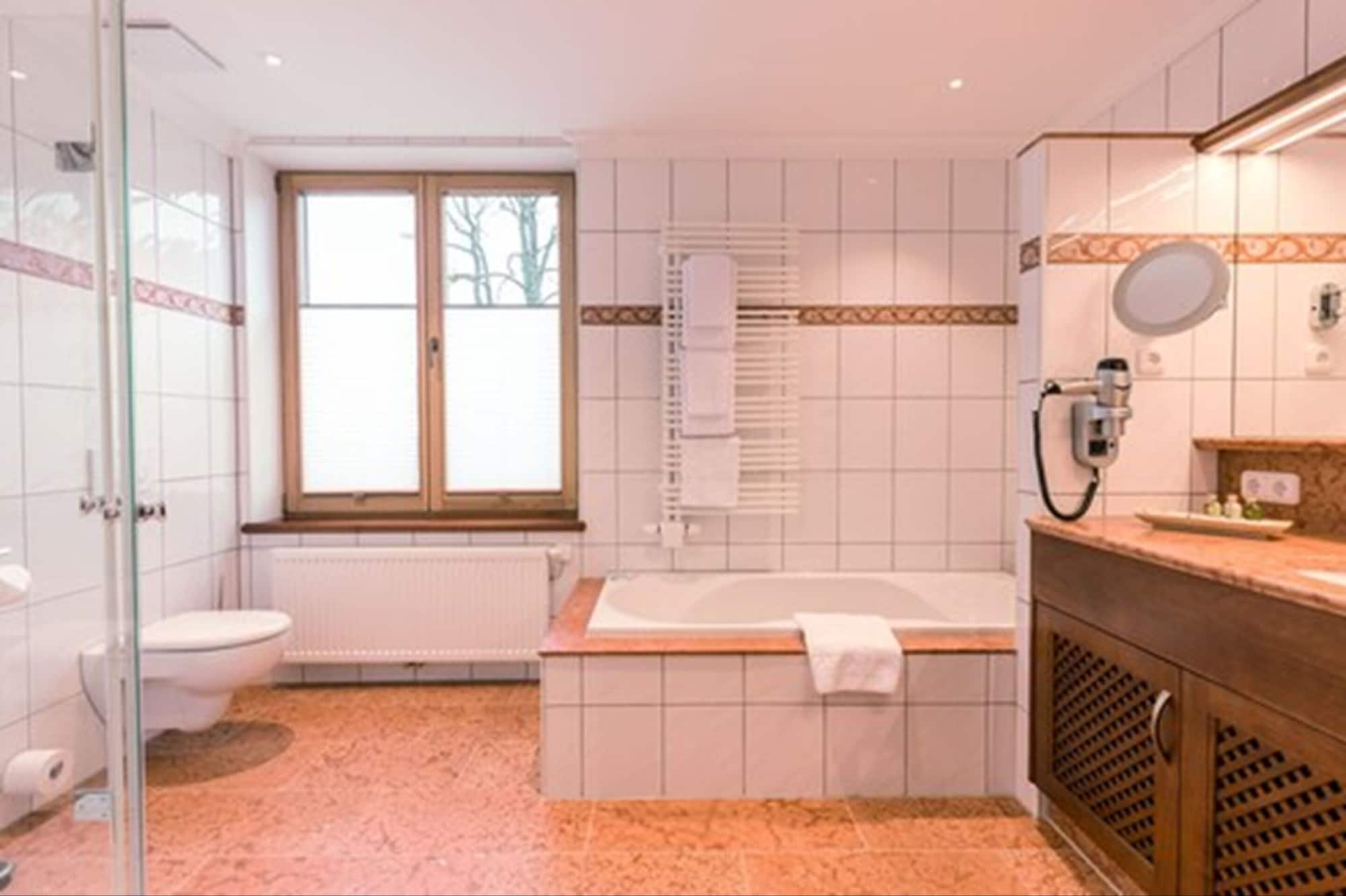 جناح بسرير كينج بغرفة نوم واحدة مع أريكة، Hotel & Gaststätte Zum Erdinger Weissbräu 5/5