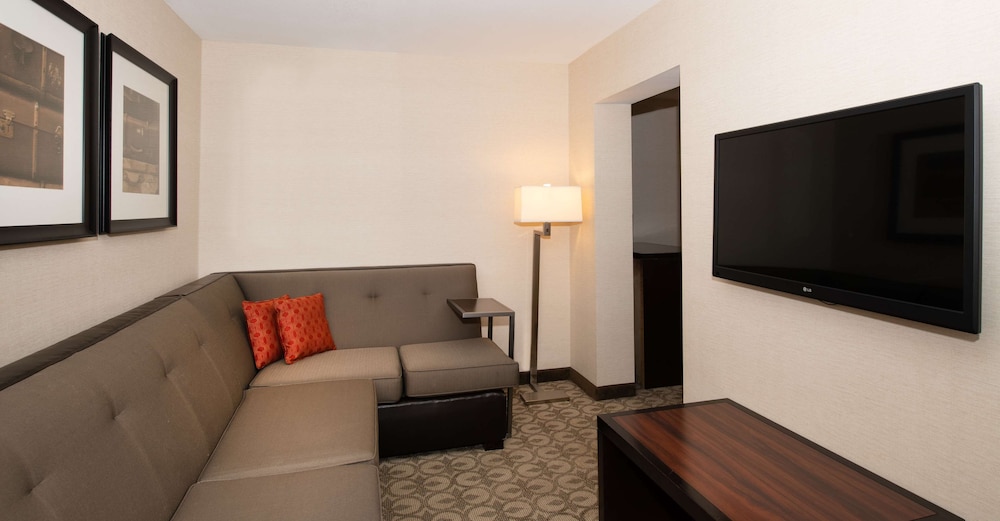 DOUBLETREE BY HILTON HOTEL AND SUITES CHARLESTON AIRPORT 28/60