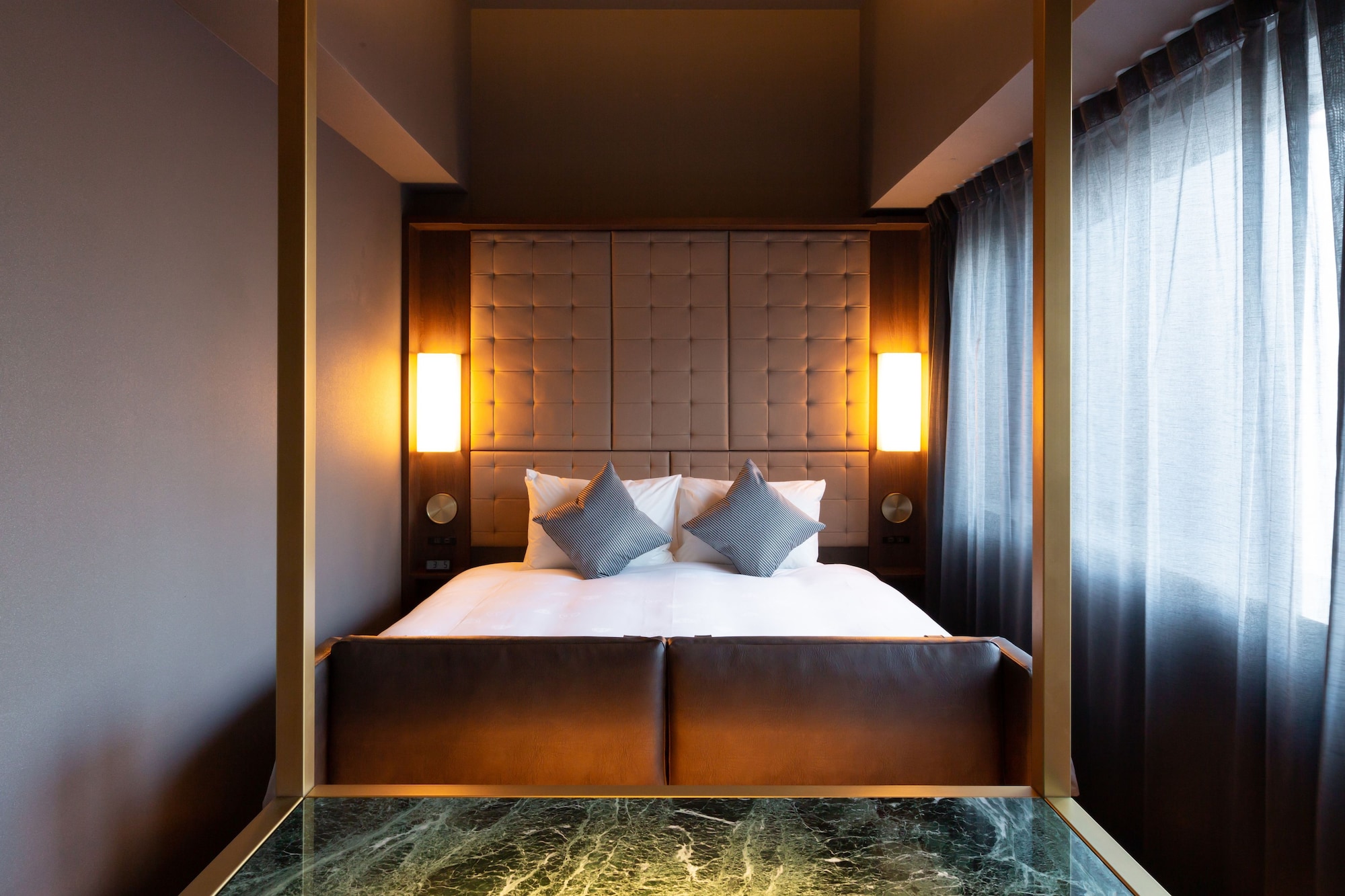 SUPERIOR, QUEEN BED