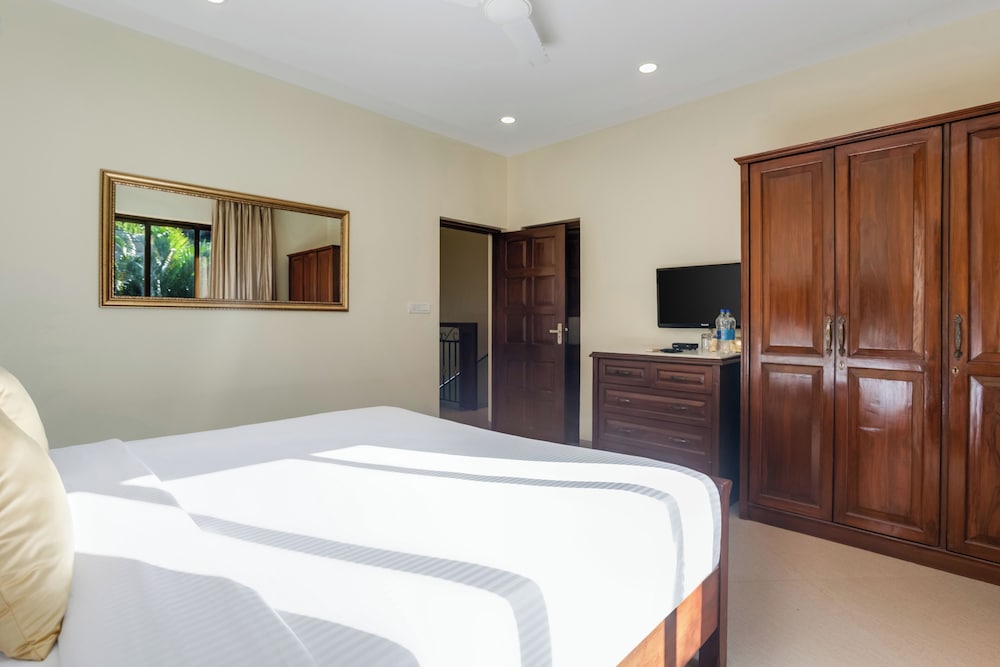 EXECUTIVE, SUITE