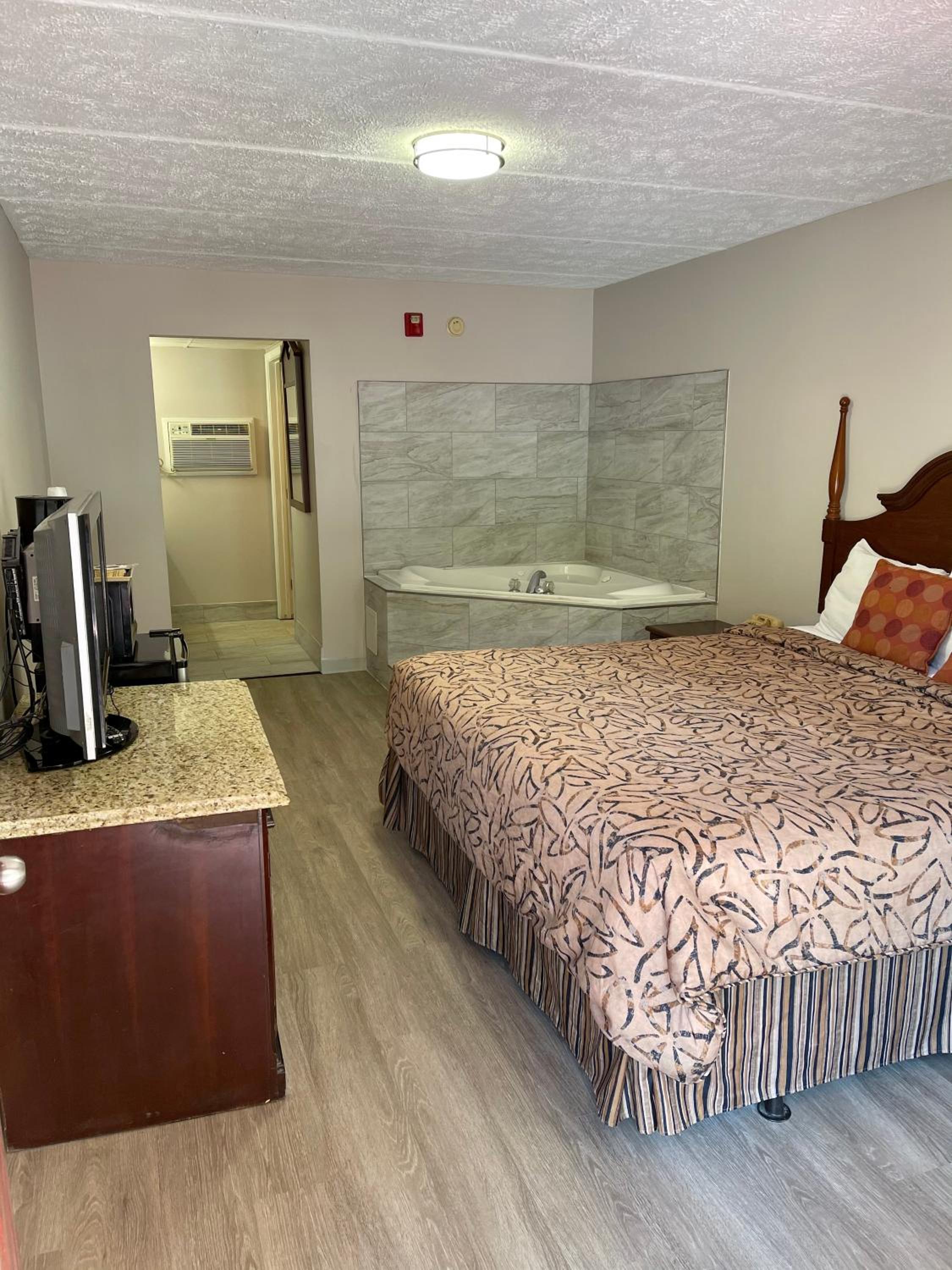 غرفة بسرير كينج بجاكوزي، Smoky View Inn 4/6
