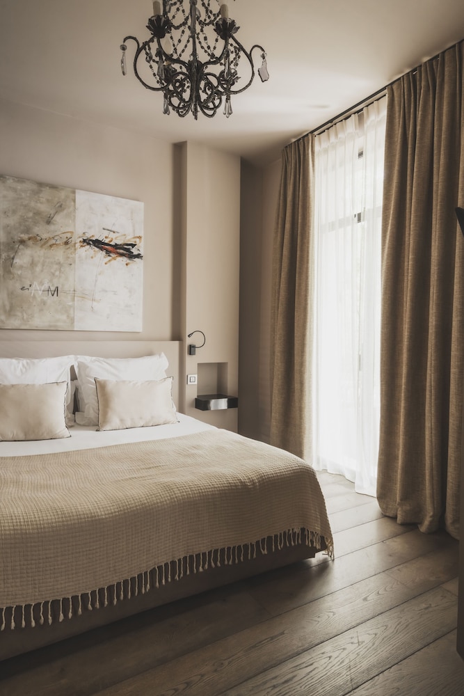 JUNIOR SUITE, QUEEN BED