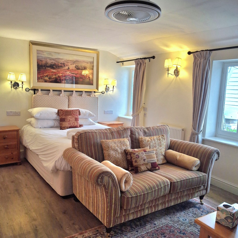 The Abbey Hotel 28/50