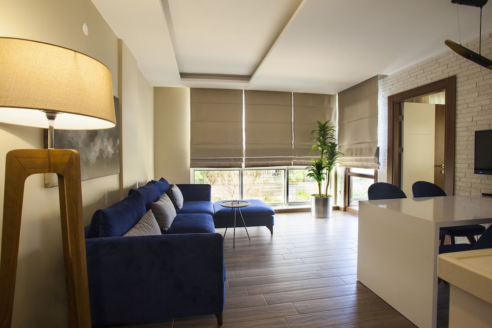 Maxuite Hotel In Home 22/37