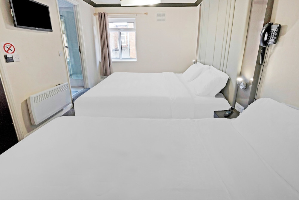 OYO The Baltimore Hotel 25/70