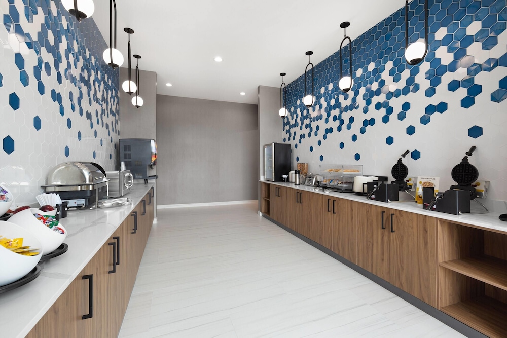 La Quinta Inn & Suites by Wyndham Athens 9/49