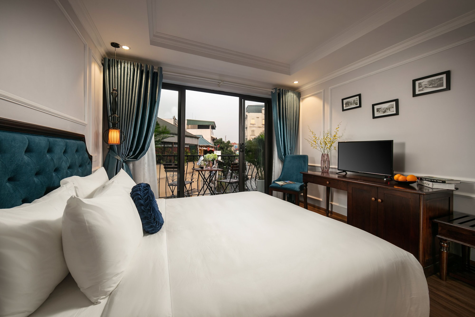 JUNIOR SUITE, KING BED, BALCONY