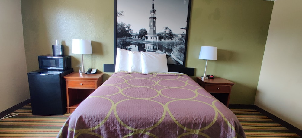 غرفة بسرير كوين، Super 8 By Wyndham Champaign 4/10