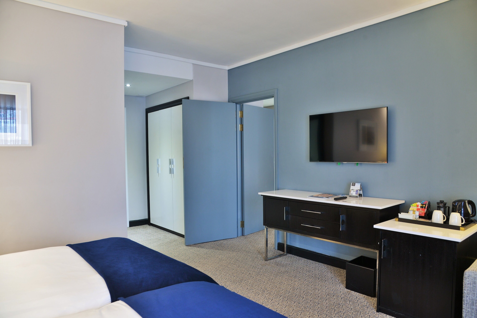 غرفة عائلية بسريرين منفصلين مع أريكة، The Commodore Hotel 6/10