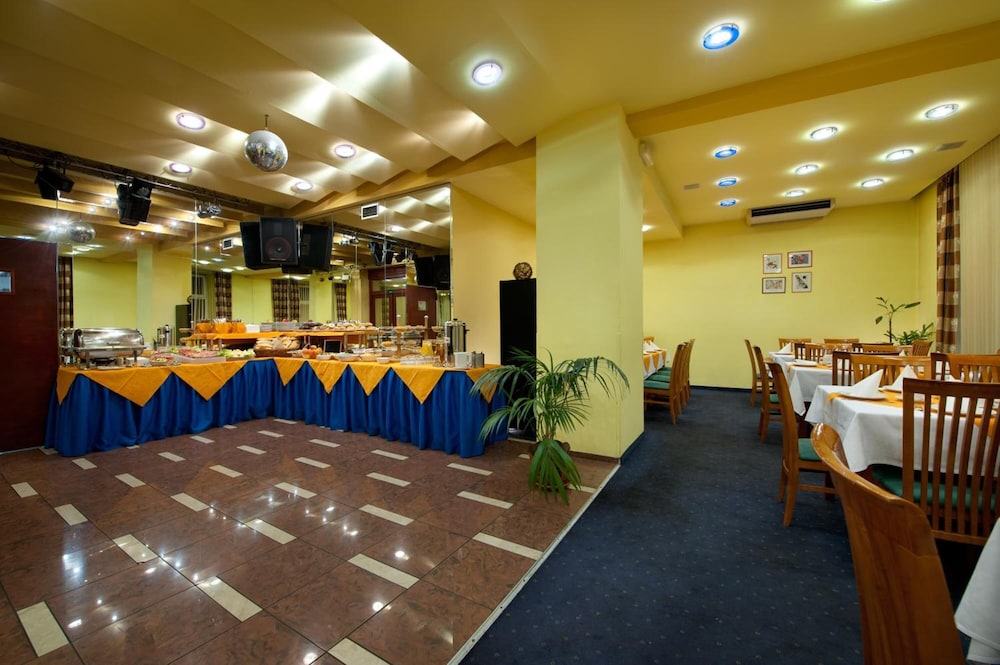 Henrietta Hotel 8/41