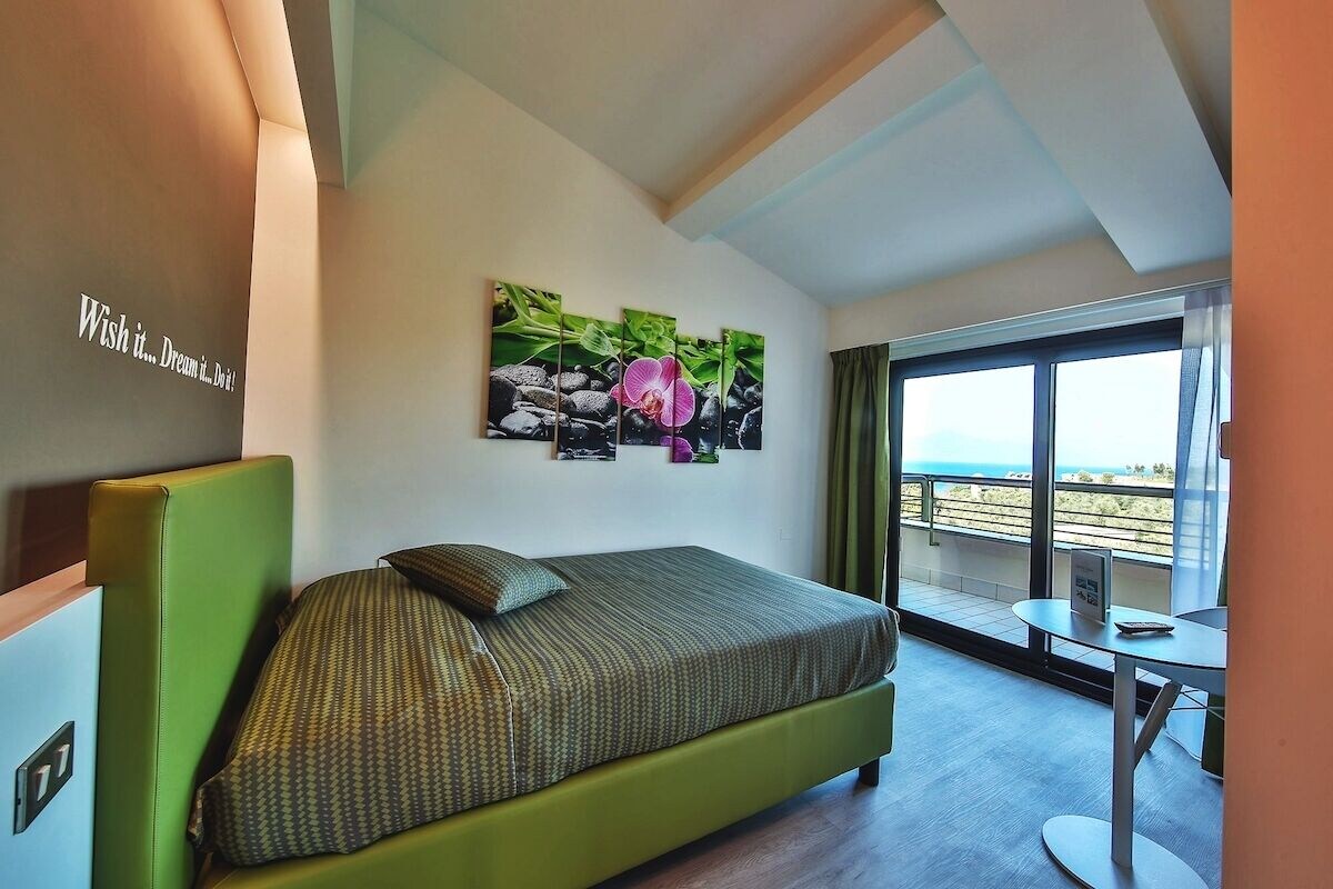Deluxe, Single, Single Bed, Partial Lake View, Balcony