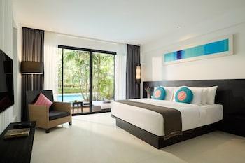 Splash, 1 King and 2 Queen Beds, Pool Access