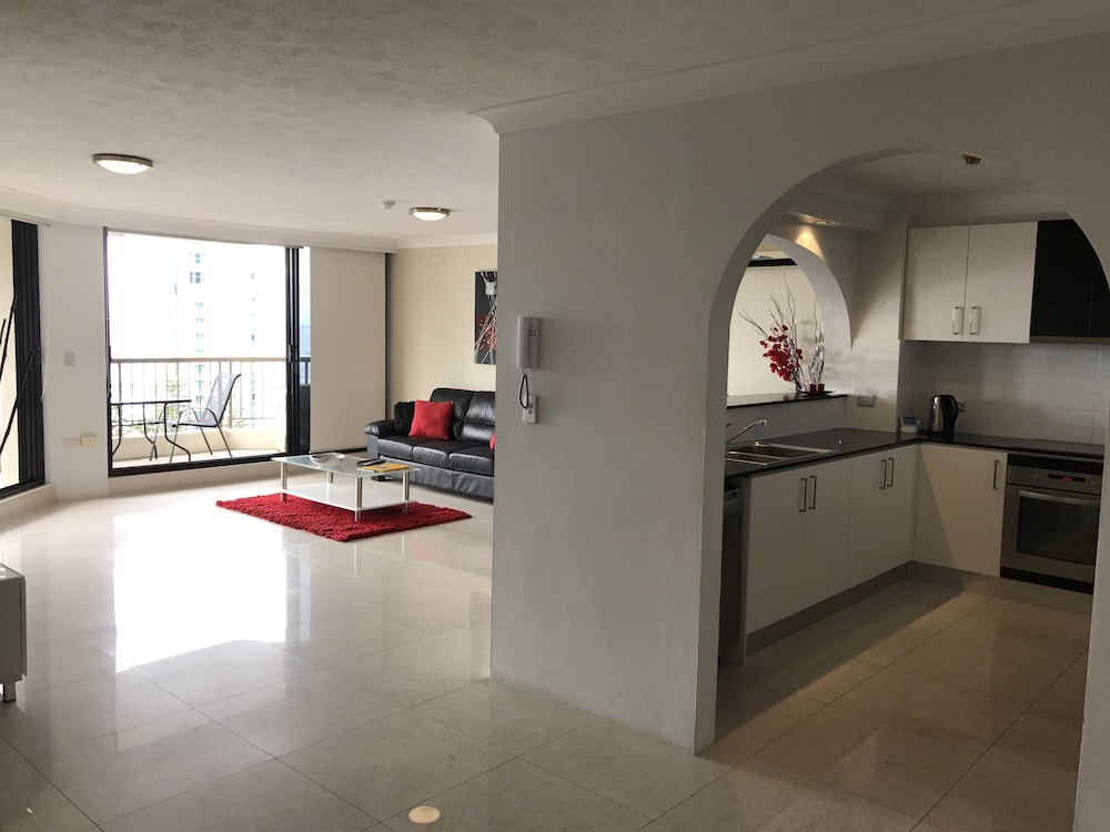 Genesis Holiday Apartments 8/76