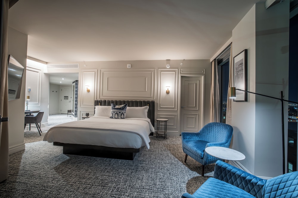 Horizon, King Bed, Old Queen Bed, City View, Balcony